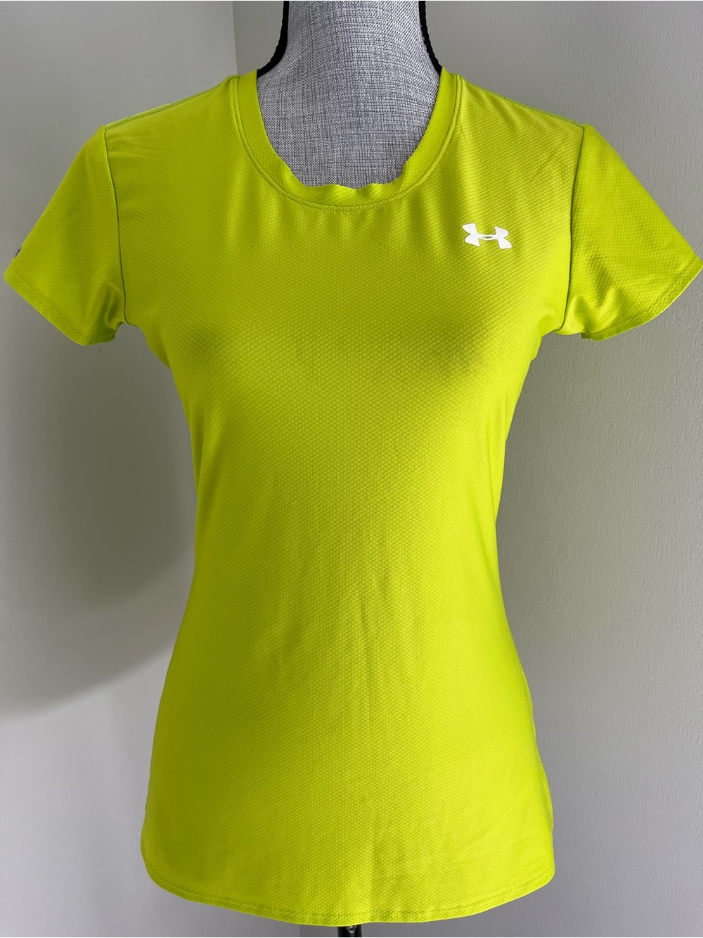 Under armour neon chartreuse slim fit heatgear workout top size M